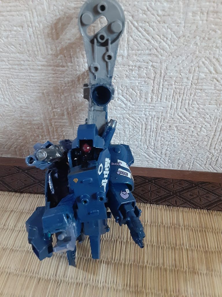 ガンダムは一年戦争あたりの時代しかみてませんが、デカールのやつ最近の作品の物を使いました。なんのデカールかわからないですが世界観して警察の機体として使ったので、警察とかかれている物を使いました。(しらなくてごめんなさい)