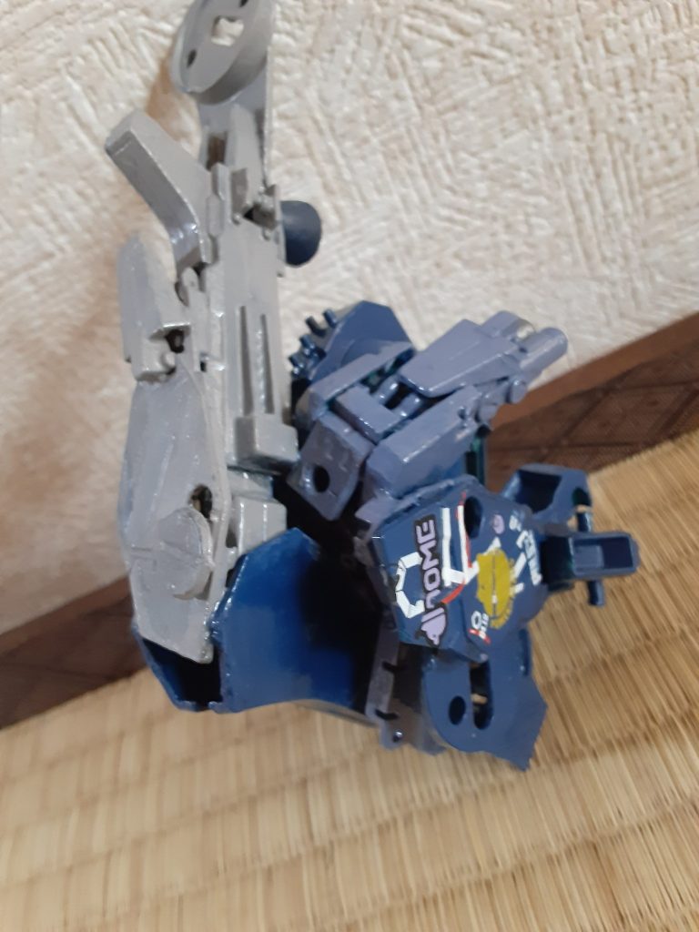 ミニ四駆を想像していただければ想像しやすいですがこの頂点(ここでいう頂点とは写真上部の丸部分を示す)そこにタイヤを回すための歯車を取り付けます。(ミニ四駆の)