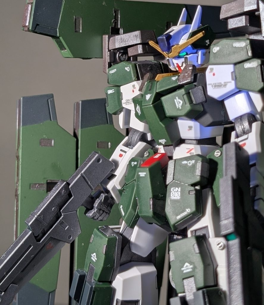 寄るとこんな感じですデュナメス系統は顔が柔らかい印象ですね試作2号機組んでたからよりそう感じるのかもです（笑）