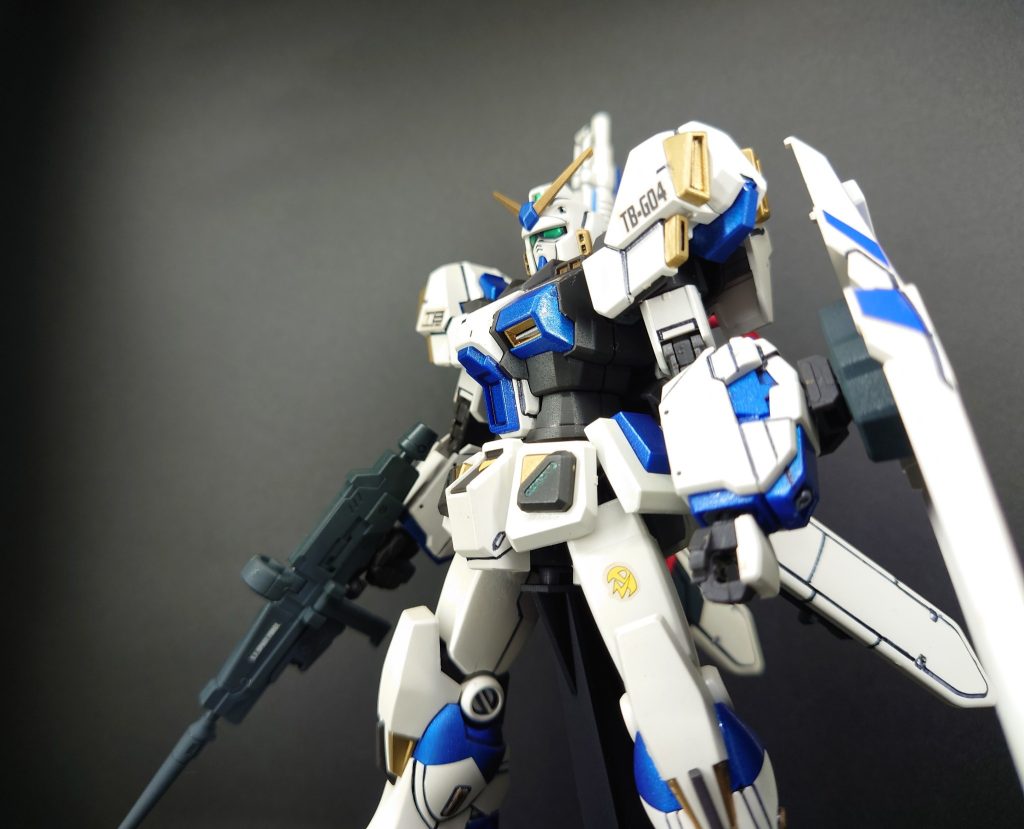 使用塗料ホワイト…パールホワイト(T)ブルー…メタリックブルー(T)ゴールド…ゴールド(C)(T)タミヤ・(C)クレオス・以上でスプレー缶塗装しております。【感想まとめ】このキットはプレバンで購入した物です。相変わらずのランナー塗装で製作、内部フレームは未塗装で仕上げてます。清掃してつや消しのみ吹きました。しかし線が太いなぁ…ちょっと太すぎる感が否めまさんが…そして5号機は買わなかったんですよね💦何故だろう？？分からん…それではまた✋