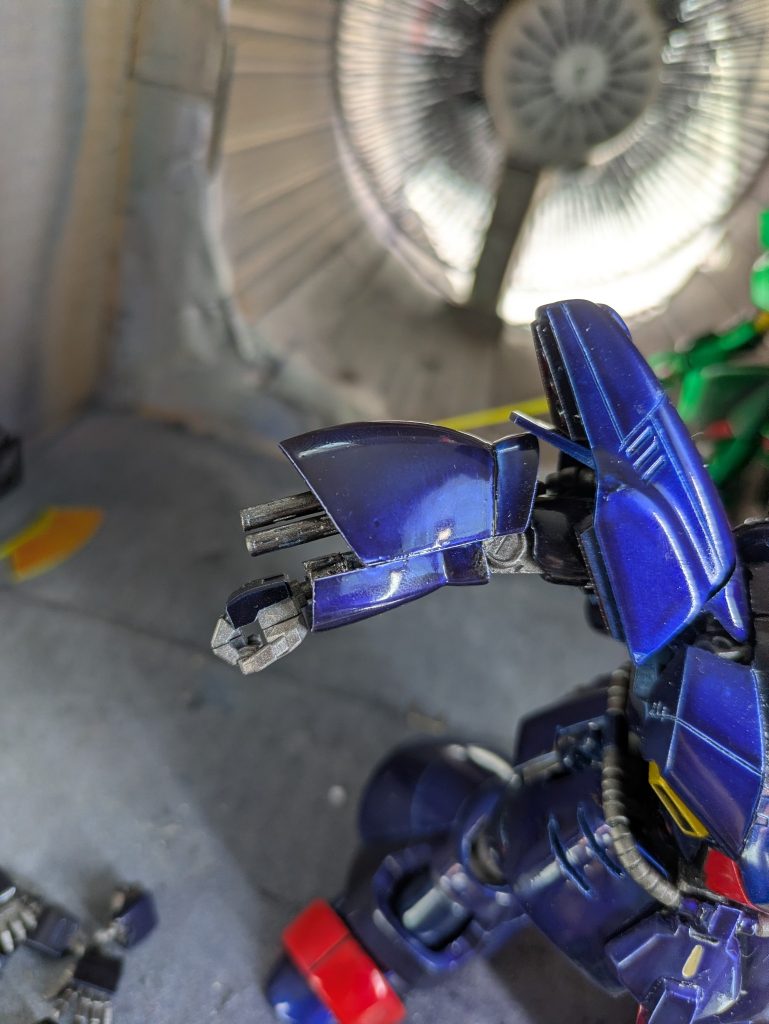 腕のカバーは、スライド機能を再現しました。実は右腕のギミックが、塗装時に破損し、作り直しに結構時間を取られました。