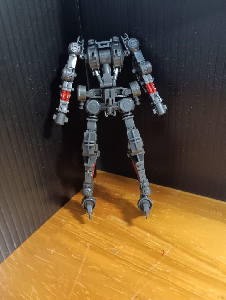 ガンダムフレームです。赤い部分はタミヤの水性アクリルカラーのフラットレッドを爪楊枝に付けて塗装してみました。胸部のシルバーの部分は水性ホビーカラーのスーパーファインシルバーを爪楊枝に付けて塗装してみました。