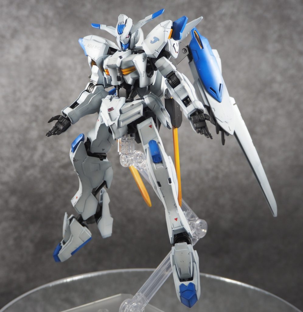 キットには武器持ち手しか付属しておりませんが、同時期に再版されたオプションパーツセットからガンダムフレーム用の平手を拝借してあのシーンを再現。
