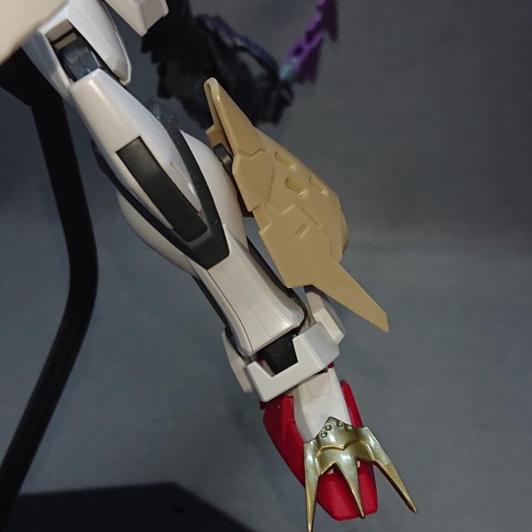 87番目のストライクの仮組ができました!今回の機体は“野生”をテーマに腕部の大型化や動物のような翼や尻尾などを取り入れた近接格闘型のストライクにしてみました💡正直、野生らしいデザインってどの様に表現したらいいのかとかなり悩みましたねw尻尾はかなり早い段階でイメージが固まっていたのですが、翼の方は他に何か良い案は無いかと最後まで試行錯誤を繰り返していました結局は翼で落ち着いたのですが、鳥のような奇麗な翼ではなくドラゴンをイメージした荒々しい翼にすることで個性を出していますw▼戦闘スタイルは野生の動物らしく我が身ひとつで戦う感じにしたかったので“重たい外装”や“大型の手持ち武装”は無しという事にし、脚部に機動力アップ用のスラスターを追加するぐらいにとどめてみました💡この機動力で相手を翻弄し間合いを詰めたら大型化した両腕で相手を捻り潰す、パワーと機動力がこの機体の持ち味です✨右腕にブレード、左腕にビームサーベルを装備しているので、もしパワーで押し切れない敵に遭遇した時でも臨機応変に対応することが可能です!野生動物要素として取り入れた“テールブレード”もトリッキーな攻撃手段として戦いの幅を広げてくれると思いますw▼今回初めての挑戦要素は、つま先部分に「爪っぽく見えたらいいなぁ」と思い追加した装飾パーツですw動物要素が足りない気がしたので急遽追加してみたのですが、これまでのストライク達を振り返ってみると全然触ったことの無い部分でした💦自分としては結構いい感じに爪っぽく出来たと思っているので、今後はつま先の装飾も増やしていければなと考えています!では、完成投稿でまたお会いしましょうw(2枚目)
