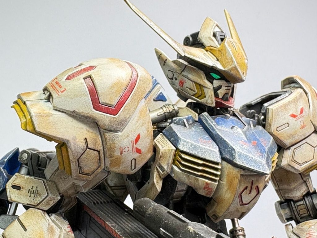 基本的な制作は、本体は極力いじらず、パーツの色分けやスミ入れをしたとき綺麗にスミが流れるように彫り直しを頑張ったことですかね。あとは添付のデカールではなく汎用の水転写デカールを使用しました全塗装後はブラウンのウェザリングマスターを全体に施し、アクセントで水性ガンダムマーカーで陰影を強調。最後にシルバー系で先端部分をそっと塗って擦れた感じを出してみました(*´ω｀*)武器系も同様です。これまでベランダにでて段ボールで塗装してましたが、今回から、屋内塗装で塗装ブースも自作しました。（座って作業できるので塗料調整も楽ちんでしたね～早くこれをした方がよかったと思います）&nbsp;