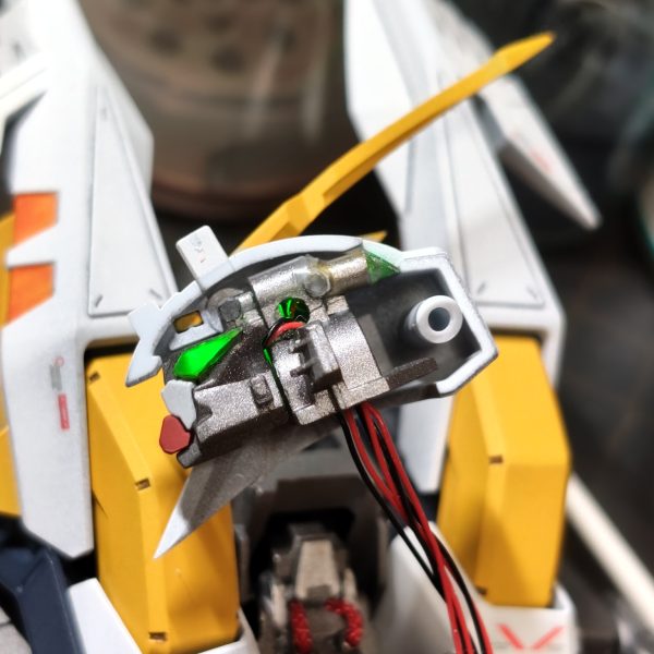 頭部はツインアイ2個とリアセンサー？に1個使用しています。背中にユニットを入れる穴を空け、首を通して頭部まで。首の軸は開通中に折れたので真鍮パイプに交換。一応LEDが故障した時に交換できるように額の分割はそのままにして、首はストレスなく配線できるようにマグネット分割化。背中に空けた穴にバーニア分のユニットも仕込んでいます。（4枚目）