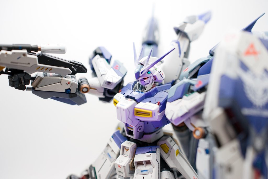 カメラアイをブラックライトでキラッとさせたいけどブラックライトで全体的に青味がかっちゃうのはどうすれば回避できるんだろう?