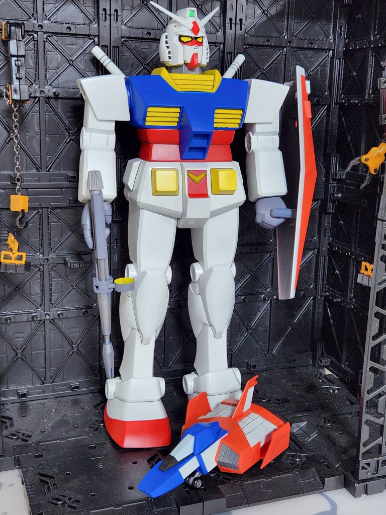 正面今回赤色が本体はガンダムカラーMSレッドでシールドとコアファイターにはアニメカラーを使用しています。ただ単にMSレッドが足りなかっただけですが、アニメカラーの方が朱色に近い感じで、色の違いもわかり結果オーライです。