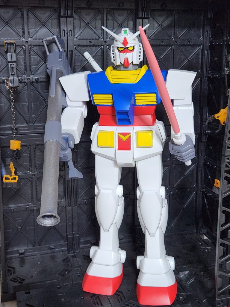 ビームサーベルとバズーカー、ガンダムハンマーも付属します。
