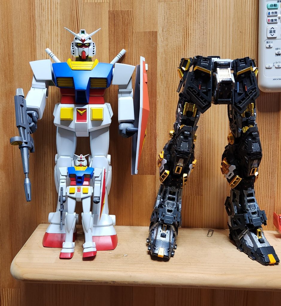 制作途中のPGUνガンダムと比較。もう笑うしか無い。