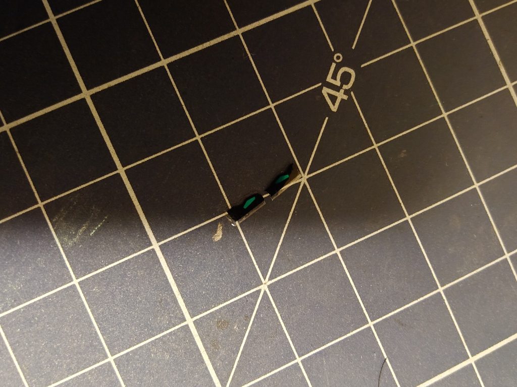 ちぎれた目デカール