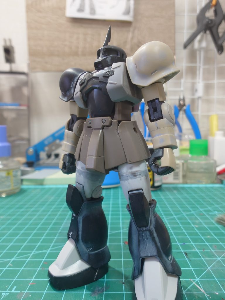 太ももを2㎜延長と腰部をボールジョイント化して、最近のキットのようなプロポーションにしました。全体の合わせ目消しだけでなく、頭部の合わせ目も完全に消して一個のパーツ化することで、全体的にシンプルに仕上げました。