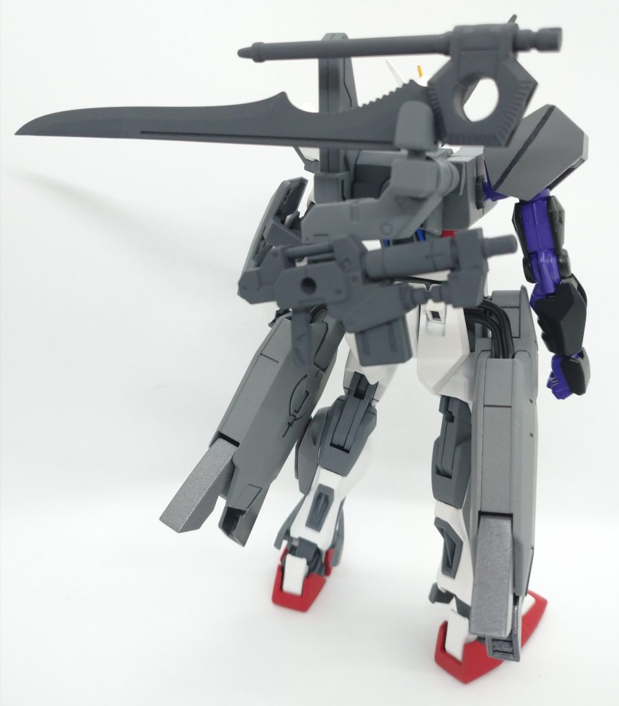 右腕はたまたま手に入れた謎の試作機の腕をそのまま接続した設定です。