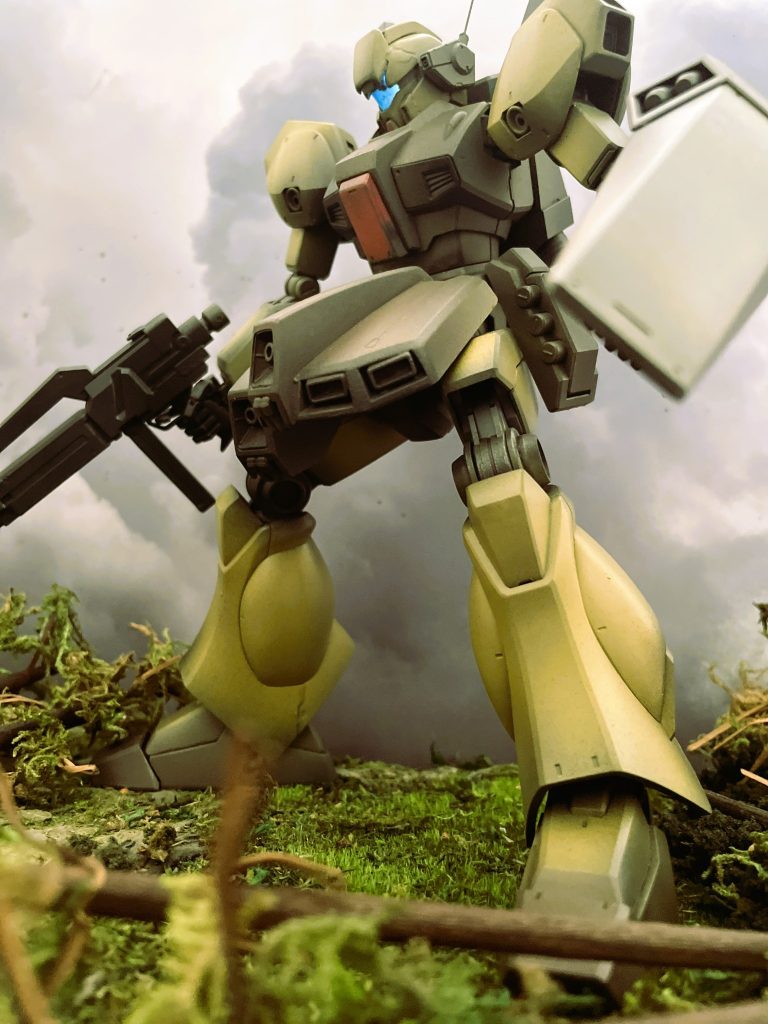 左下からのアングルです。腰部スカートアーマーは足の動きに合わせて可動します。