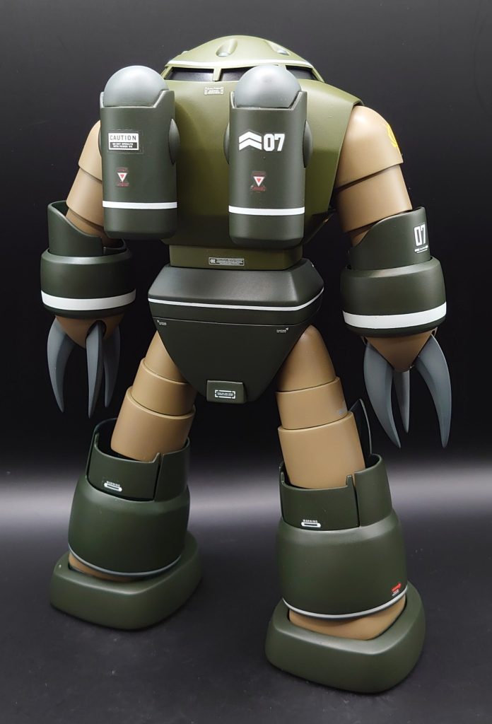 背面ほぼキットのままです。膝裏の関節はROBOT魂のズゴックを参考にさせて頂き、曲がる時に外装が内側に入り込む様にして可動域を得ました。肘関節も同様です。手足はもう少しデカールを貼っても良かったかもですね。