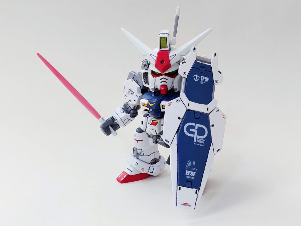 オープニングでは、GP01 がビームライフルを投げ捨て、サーベルを抜き、シールドを伸ばしながら前へ突進し、GP02 との白兵戦に挑む場面があります。これも私が非常に好きなシーンのひとつです。残念ながら、自製のシールドで伸縮を再現することはできませんでした。
