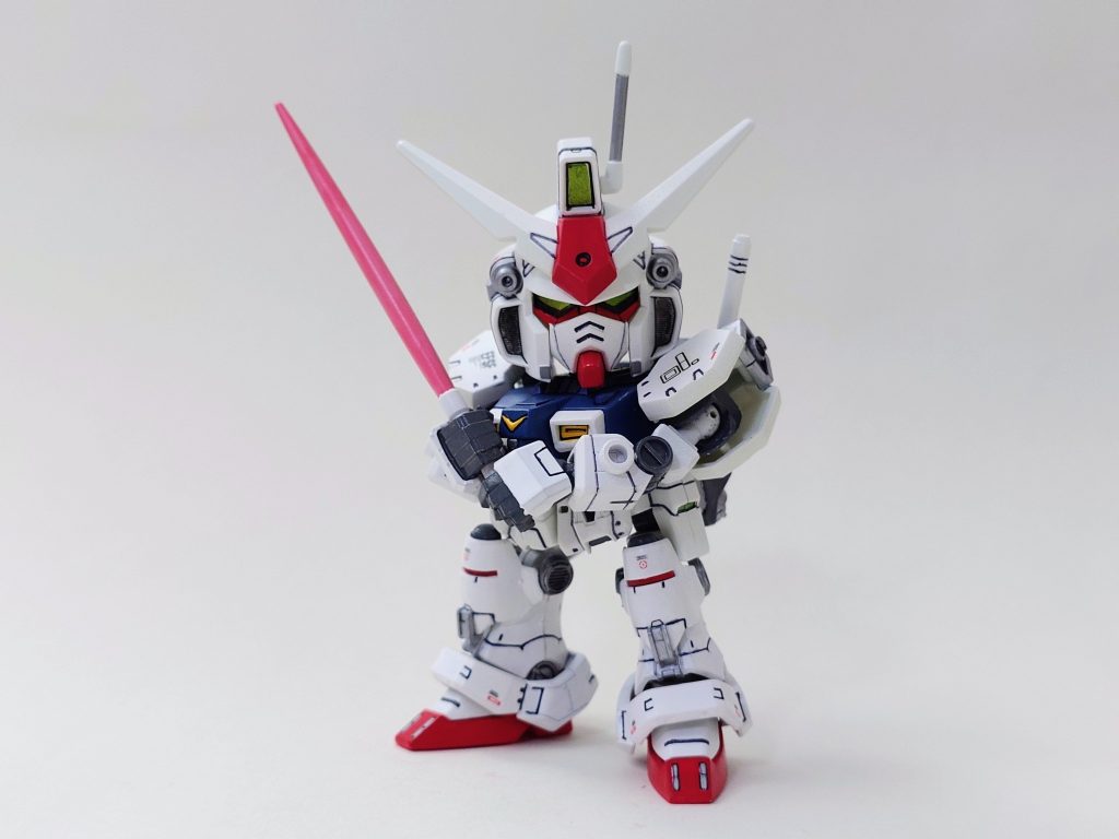 GP01 を知って長い時間が経った後、ついに『0083 Stardust Memory』を観ることができました。浦木宏が武装を持たない GP01 ゼフィランサスに乗り込み、ビームサーベルだけでカトーを止めようとする場面は強く印象に残っています。彼は本来戦闘とは無縁のテストパイロットでしたが、軍人としての自覚を胸に、命の危険を顧みず GP01 に乗り込み職務を全うしようとした姿は、非常に敬意に値するものだと思います。今回の改造によって可動性能が向上し、この印象的なポーズを再現できたことは、とても嬉しい。