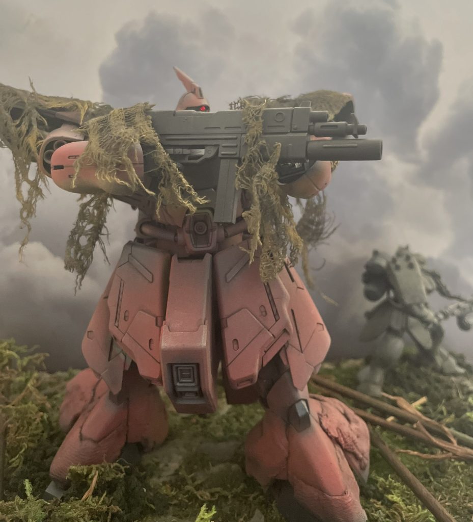 ボディを MG に置換したミキシングビルドです。武装は RE ザク II 改のマシンガンを援用しています。後方には 1/220 ギラ・ドーガを配置しました。