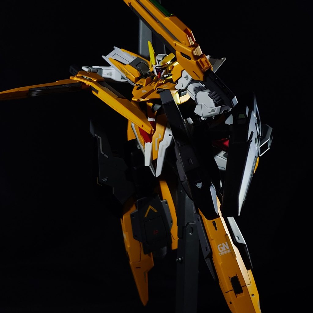 最後はアレルヤの機体といえばのはさみですね。劇中だとあんまり印象がないですけどアレルヤ機といえばこれ！みたいな印象があります。なるべく恐怖感をあおれるポーズがいいかなと思ったのでこの画角にしました。&nbsp;今回は撮影時のライトの追加やカメラの設定などいろいろ変えてやってみました。個人的には前よりもいい感じに写真が撮れたかなと思ってます。もうすでに書いてますがカメラアイの発光や写真のことなどいろいろ今回はAIに聞いてやってみたのですが塗装に関することでもYouTubeで探すよりも効率的に見たいものが見れるので今後も相談しながらやるのもありかなと思いました。次なんですけどこの流れのままサバーニャの最終決戦仕様を製作予定です。&nbsp;ご覧いただきありがとうございました。&nbsp;