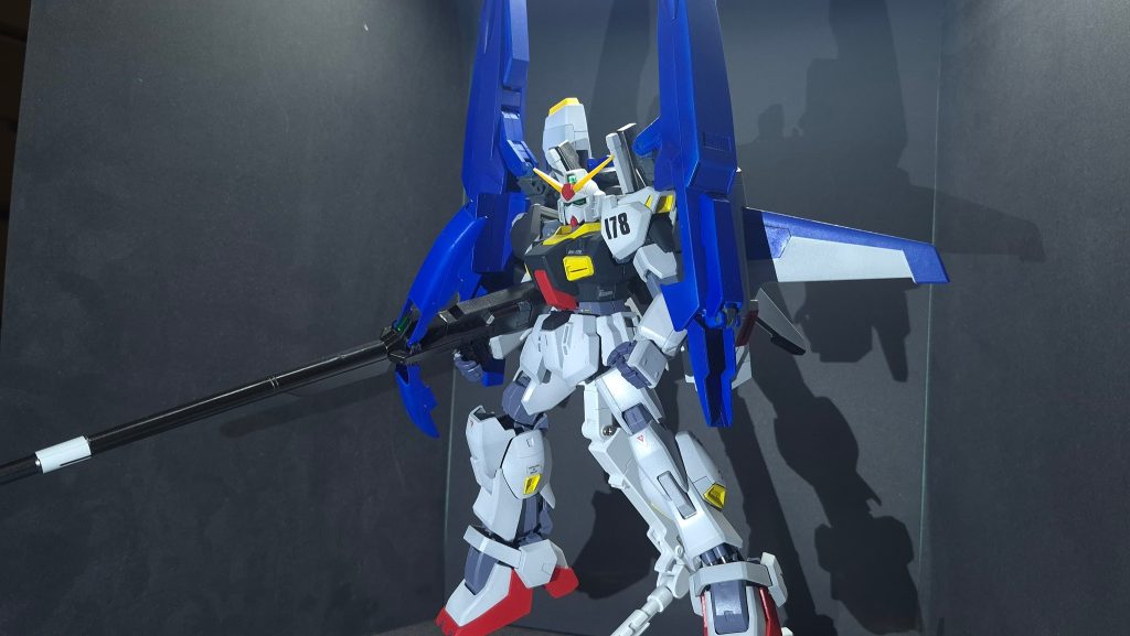 古いキットなので二の腕と銃身の合わせ目はお約束ですね。ガンプラの進化の歴史を感じますね。