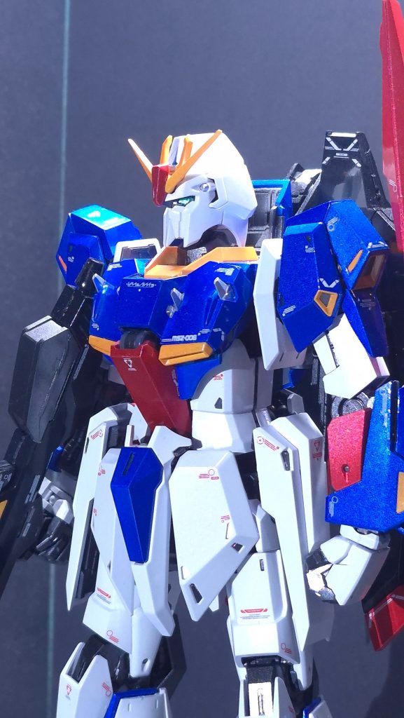 RGの時は諦めていた変形遊びを今回は楽しみにしていただけに残念です・・・。内部フレームはほとんど見えなくなるので塗らなきゃよかったです。（泣）