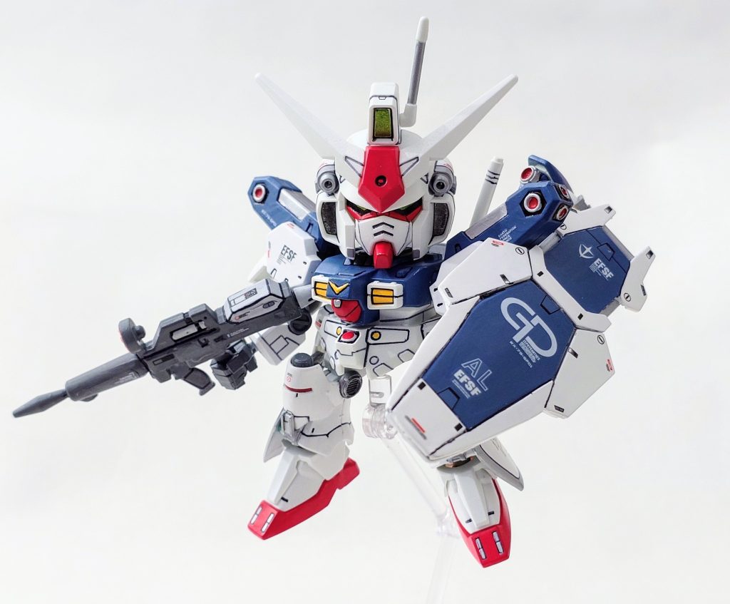 今回の製作では、主にパーツの交換を行いました。肩部の装甲、バックパック、胸部装甲、コックピットハッチ、そして腰部の装甲を差し替えています。GP01Fb のすね部装甲パーツを探してみたのですが、適切なものが見つからず、最終的にはプラ板で大まかな形を作りました。できるだけ不自然にならないよう工夫したつもりです。