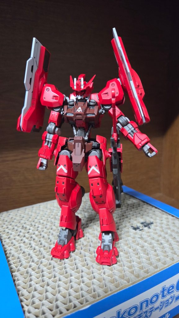 赤はモンザレッド、フレームと武装は黒鉄色で塗ってつや消しトップコート、カメラアイは分かりにくいですが蛍光グリーンです。