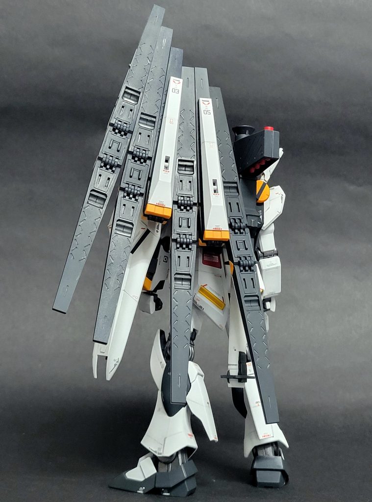 カラーレシピ白…タミヤ アクリル フラット ホワイト。黒…クレオス 水性 ネイビーブルー黄色…タミヤ アクリルオレンジ+タミヤ アクリル フラット イエロー関節・手首…タミヤ スプレー ガンメタル赤…クレオス ガンダムカラー 水性 赤いガンダム レッド