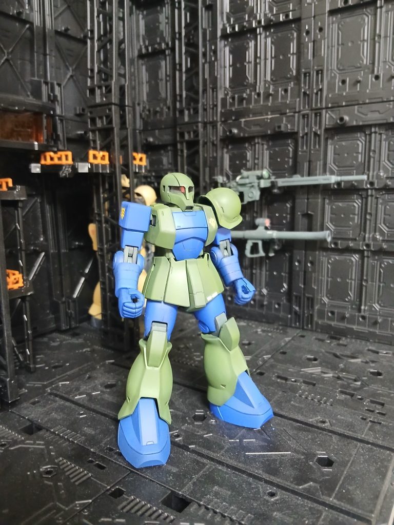 右側から