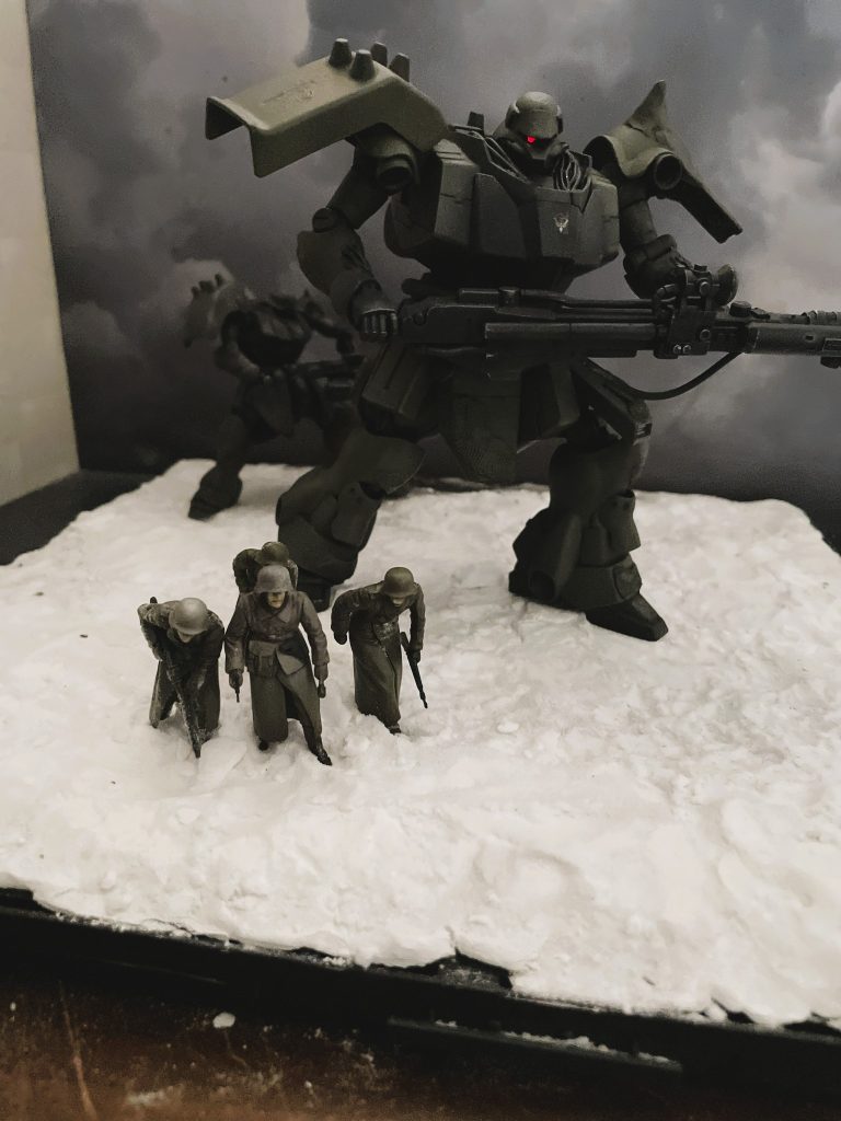 ジオラマ全景です。雪原は粘土の上に重曹をまぶして表現しています。重曹をフィギュアや機体に直接振りかけることで、降雪や積雪による雪の付着表現を手軽に再現できます。フィギュアは接地面が小さく安定しないため両足を重曹で作った雪の層に埋め込むことで固定しています。それでもコロコロとよく転びますが。。