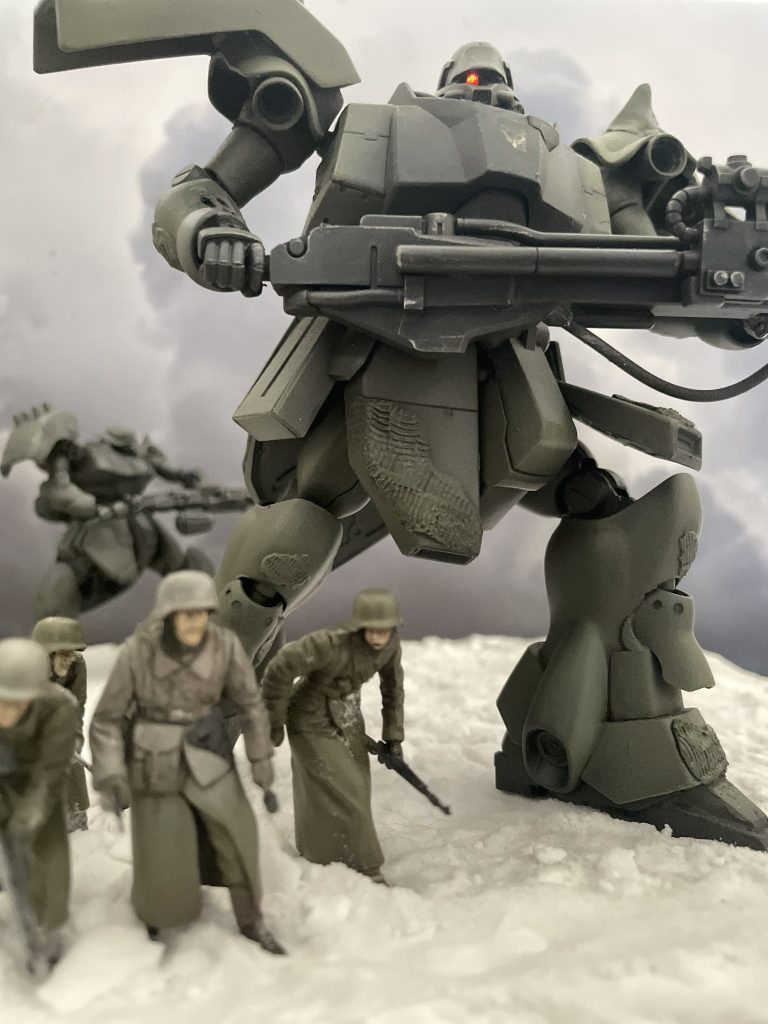 ミリタリーフィギュアにはタミヤの1/35「ドイツ冬季装備兵 進撃セット」を採用しました（5体セットのうちの4体を使用）。陸戦型ギラ・ドーガはヘルメット形状や装備類など、第二次世界大戦中のドイツ軍を想起させる意匠が随所に見られます。そこで今回は冬季装備のドイツ兵を合わせることでモビルスーツと歩兵が共同作戦を行う寒冷地戦線の情景を表現しました。