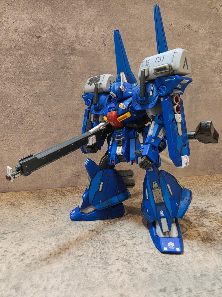 両肩のシールドだけスプリッター迷彩に挑戦してみたんですが、難しいですねぇ...。あとは、スジボリ、追加パーツでディテールアップ、部分塗装、デカール、ウェザリングで仕上げました。ゼク·アインは好きな機体なんですが、最近のガンプラと違い全然動かないので、ほぼポーズが固定されてしまうのが難点です。