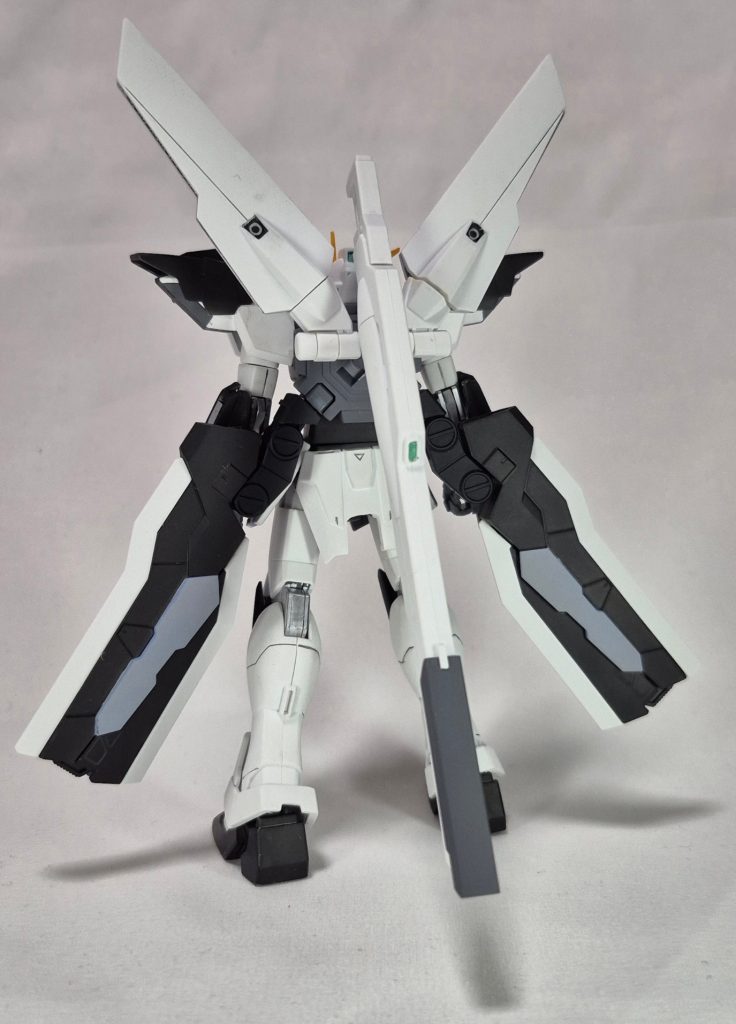 ガンダムXのバックパックにたくさんある3mm穴を活かして、タクティカルアームズのでけぇ剣部分を搭載しました。根元の接続部ごと移植したので、かなり自由な角度にできます。タクティカルアームズの残りの部分も、膝、肩、腕に増加装甲として取り付けています。膝のデザインはヤサカ・マオ リスペクトです。