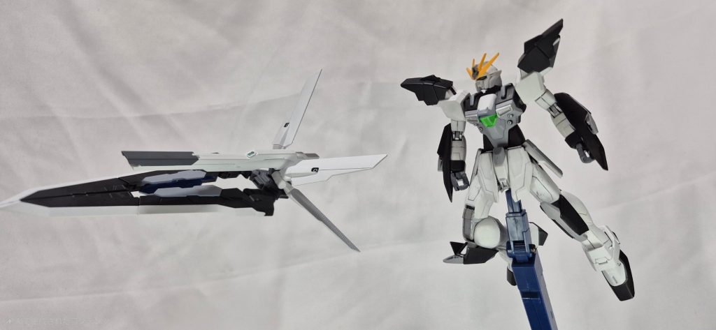バックパックを取り外して、単体の戦闘機として運用することも可能。(そう見えるってだけです。意図してませんでした。)エネルギー蓄積部が本体にあるはずなので、長時間の飛行はできなさそうですね。