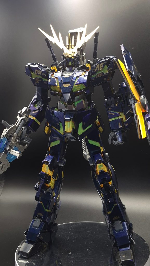 ブラックライトでサイコフレーム発動です。フニャポロは多いキットなのでポージング変更もちょっとイラっときました💦