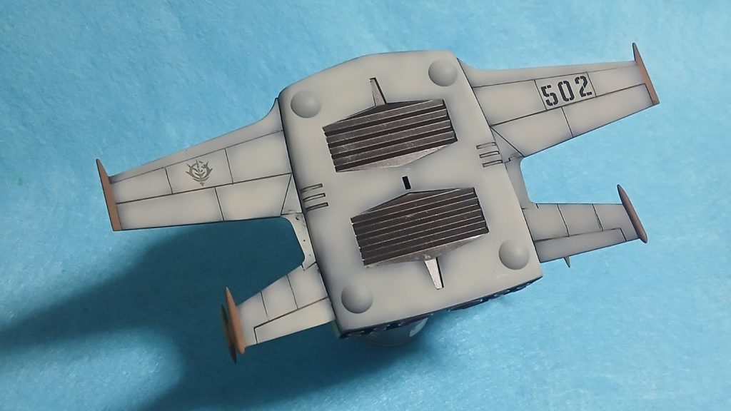 なので上面と下面で2トーンカラーで塗ってみる事にしました。しかしこれが難儀のはじまりでした。また、普段からアニメ調のノッペリとした仕上げが好きなサカ助ではありますが、このキットは平面が多いわりにあまりにもつるんと平面が多く流石に物寂しさを感じます。なので珍しくスジボリを行ったりしました。