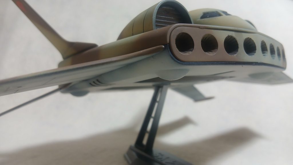 前方のミサイル発射口からは当然ミサイルが発射されますよね。ただ底面は垂直離着陸用のスラスター?はありますが、爆弾投下用のハッチなどは見受けられません。爆撃機としての機能は何処にあるのでしょうか・・・