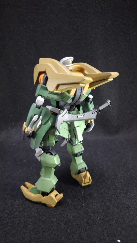 こちらのキットのランナー数はなんと3! 作りもシンプルで組みやすいガンプラです。資格試験の勉強(来年また頑張ります⋯⋯)で時間が限られる中でも進めやすいだろう、と選んだのですが、いざ始めてみると考えが甘かったことに気付かされました。配色の複雑さに成型色が追いつけておらず、どの色から塗装を始めても後でもう一度塗る必要が出てしまう。こちらも見落としで塗り漏らしてしまったところがあります(胸部の黒丸、ふくらはぎのスラスターの上)。単色成形の溝の部分を白く塗る必要のあるバヨネットライフルにも大苦戦。