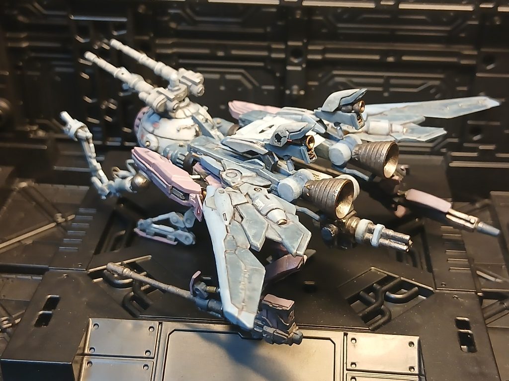 尾部に3軸のガトリング装備左腕にザクキャノンのキャノン砲を握ってます。