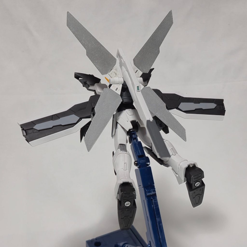 ホバリングモードではタクティカルアームズを翼とすることが可能。