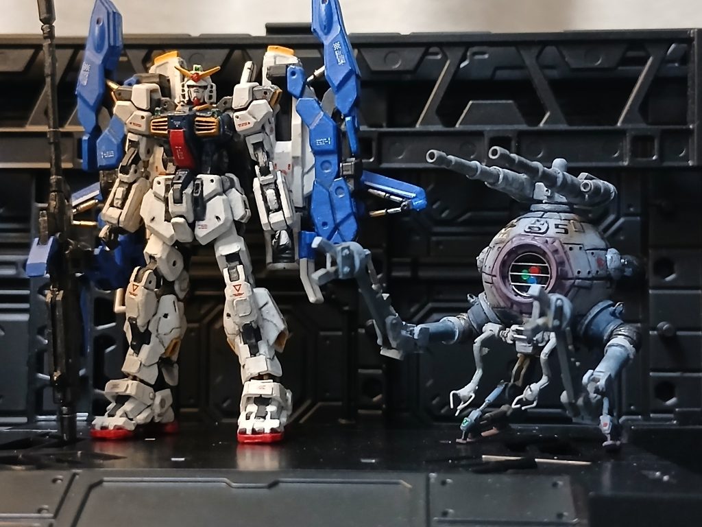 スーパーガンダムと比較。ランディングギアを付けたため大きく感じますけど、本体の大きさは丁度いいのではないかと。