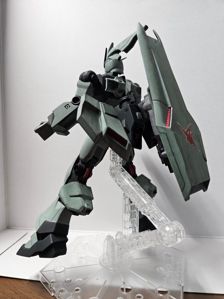 ゲテモノですが…大きな変更点は、記載の通りです。①肩アーマーをふくらはぎアーマーに変更②ふくらはぎアーマーを左腕に変更、トサカに変更③バックパックを腰に設置＋腰フロント・リアアーマーをバックパックに設置（サイドアーマーは背中に設置）④シールドをバックパックにマウントできるように変更＋シールド内にビームライフルをマウントできるように改造