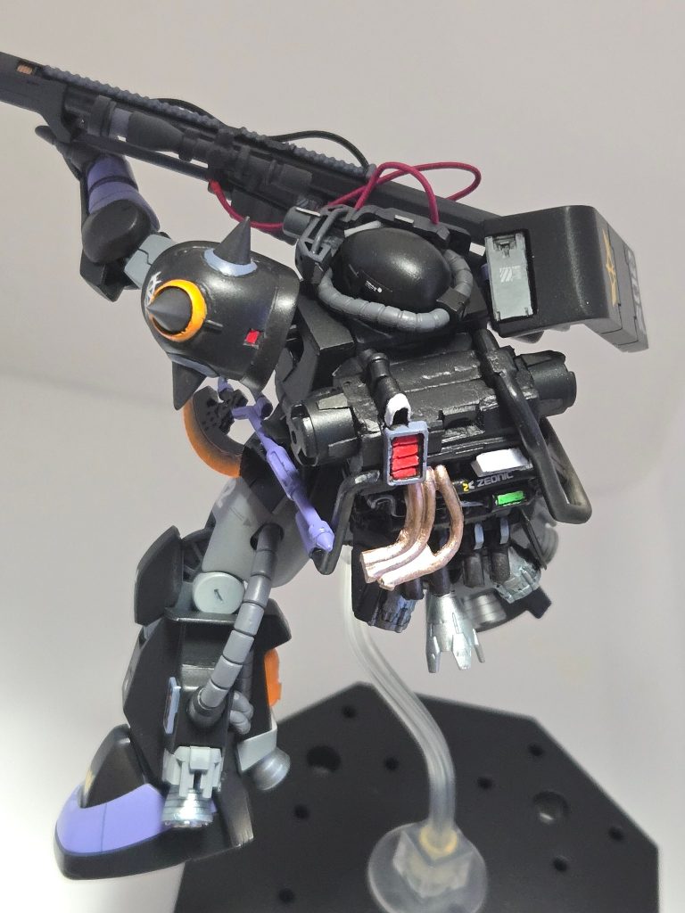 バックパックはガシャポンでダブった発電機のミニチュアに鉛筆キャップや茶こし網等くっつけて補完オレンジ色の燃料タンクも100均の手芸アイテムでそれらしくしました。