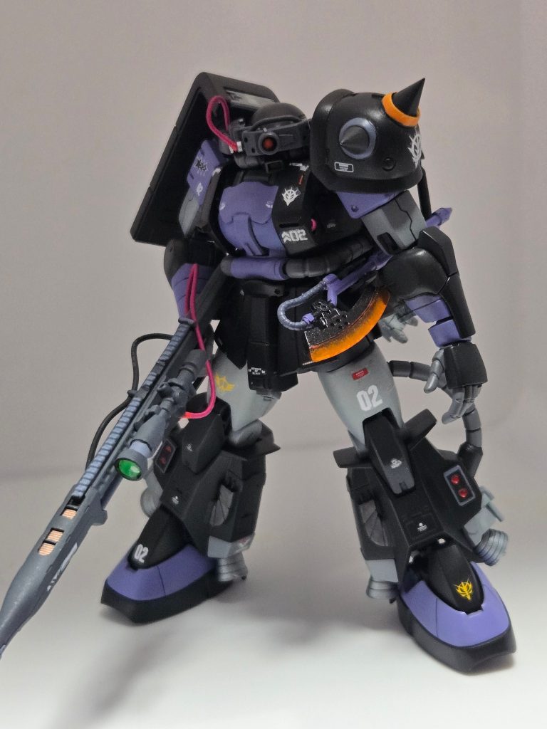 高機動型ザクを作りたくても買えずジャンクパーツをかき集めてなんとなく本物に寄せました。マッシュ機は対艦ライフルを装備しましたので　スコープバイザーも作りました