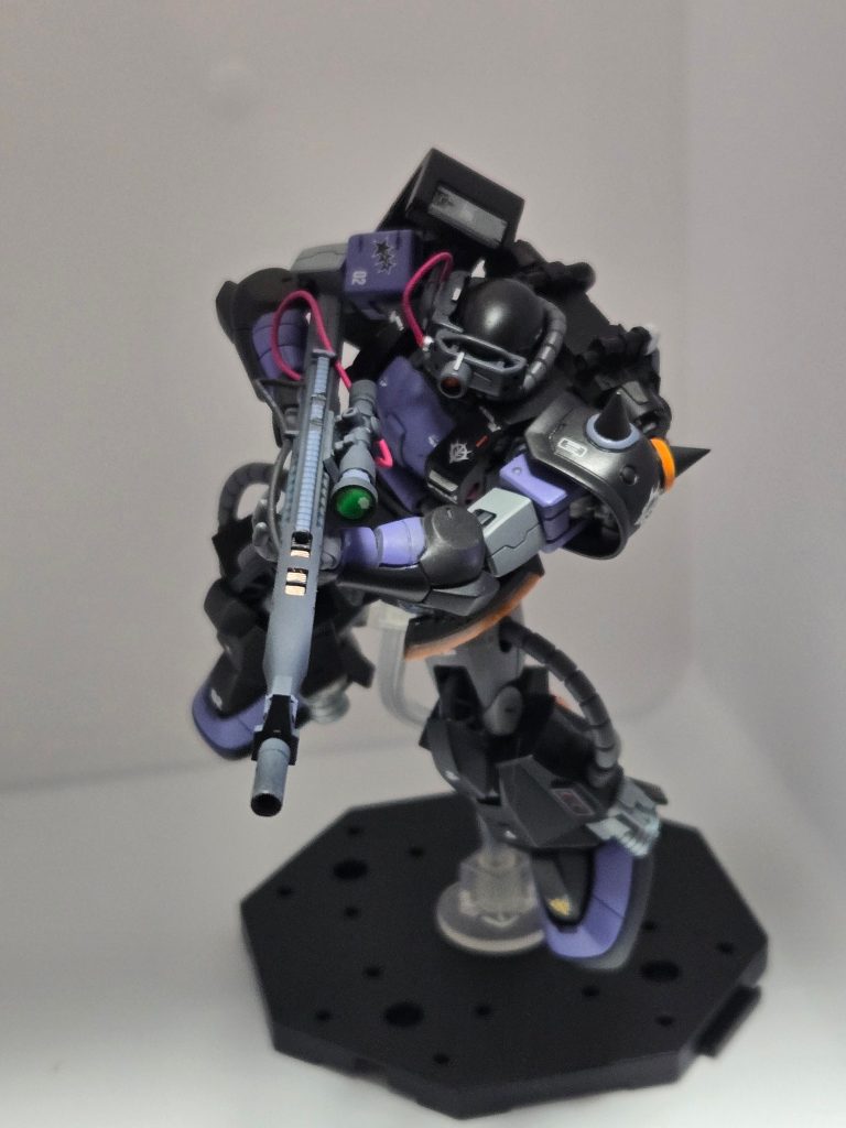 他の方の作品を参考にスジボリやレッドチップで装飾スコープドックみたいな顔になってしまいましたがそれも良しとします