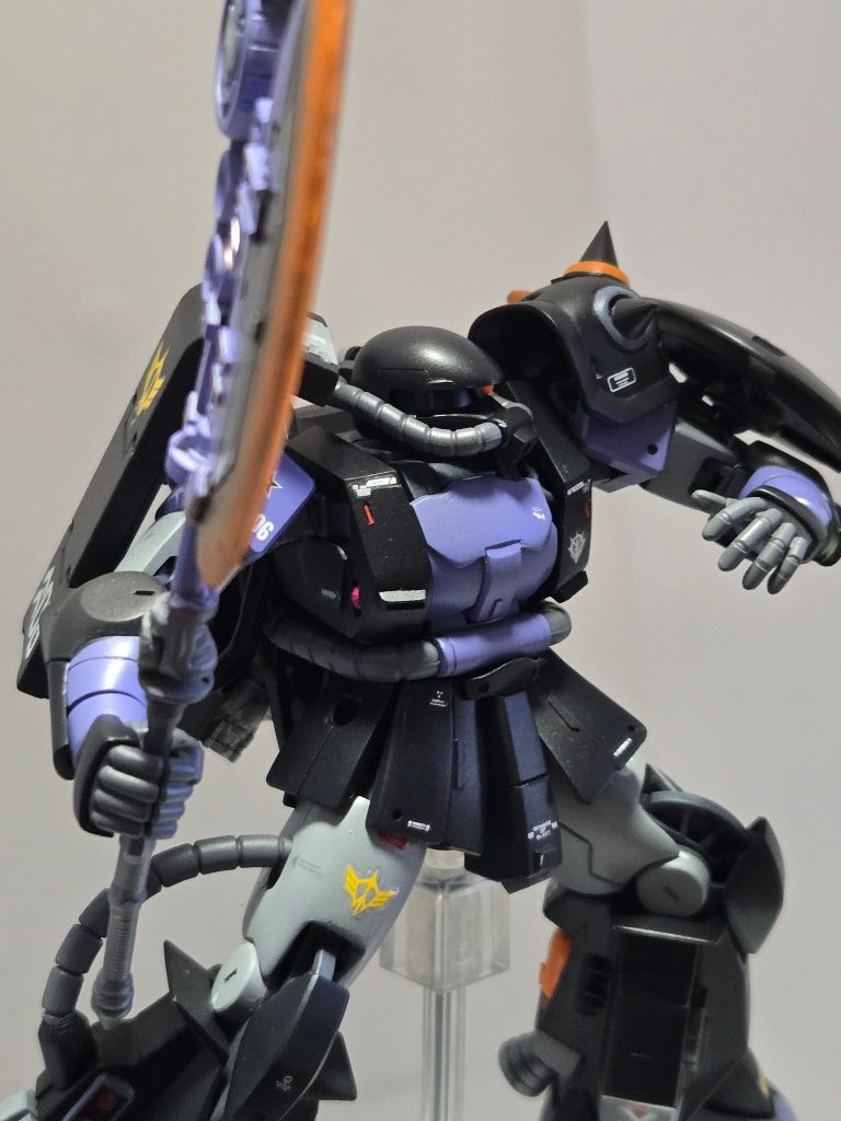 オルテガ機は　大型ヒートホーク、ラウンドシールド、シュツルムファウストを装備しました。武人といいますかコロッセオの戦士的な雰囲気を出せたらと思いました