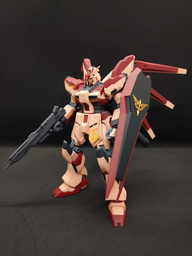 でもHi-νのシールドをサザビーのシールドのイメージで塗装してもいいかもと思ったので両方作りました