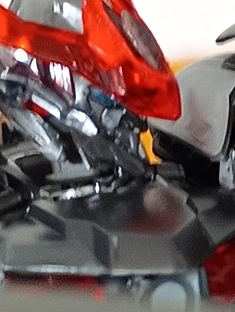 目の部分はアクリジョンの青竹色を爪楊枝に付けて塗装してみました。