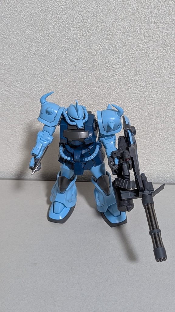 ガンダムマーカーでガトリングに塗装しました。メインはファントムグレー成形色と比べてかなり重厚感がでてお気に入り✨️シャフトはガンメタに塗り分けました。シールドの覗き穴の縁がキットでは水色でしたのでそこもファントムグレーで塗り、本来のカラーリングに寄せました。サーベルも塗ってます！