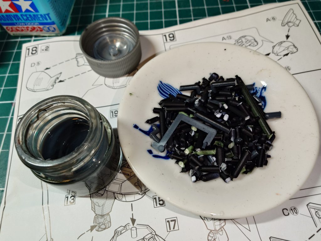 作品名：接着剤兼隙間埋め材<p>　製作中にでたランナーを切り刻み、空いた塗料瓶にいれ、流し込み塗料を入れて、蓋を締めて一晩放置⋯　すると、ドロドロに溶けたプラスチックなので、パーツを組む時、隙間に塗りたくってギュッと押す　乾いたらヤスる⋯合わせ目が消え [&hellip;]</p>
